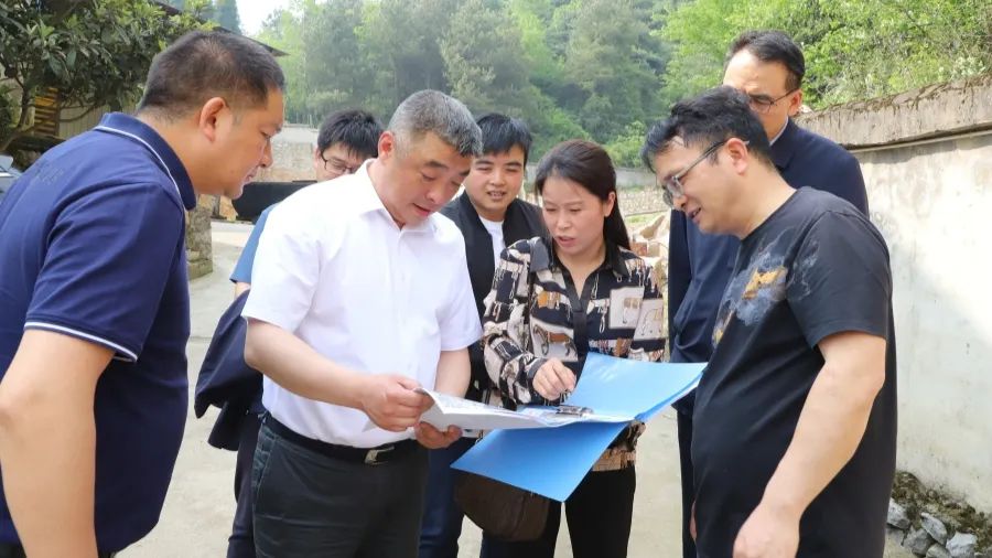 谢国波一行先后来到修文县苏达新型环保材料有限公司,贵州顶力达机械