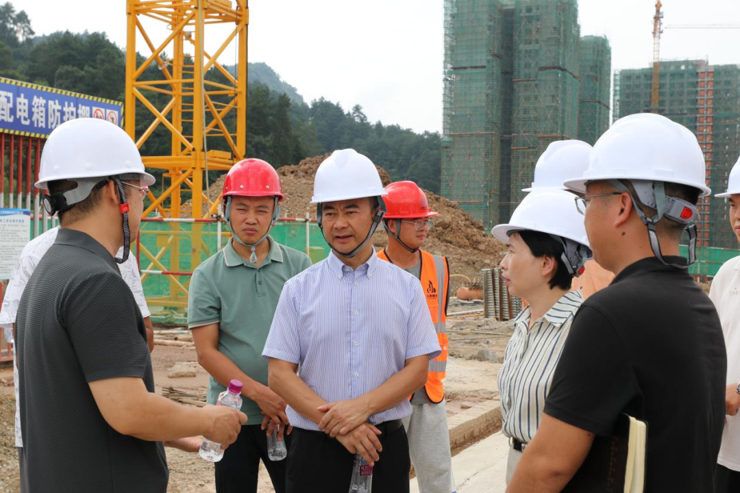 息烽县长何明调研县城"一圈两场三改"重点建设项目和生活垃圾分类工作