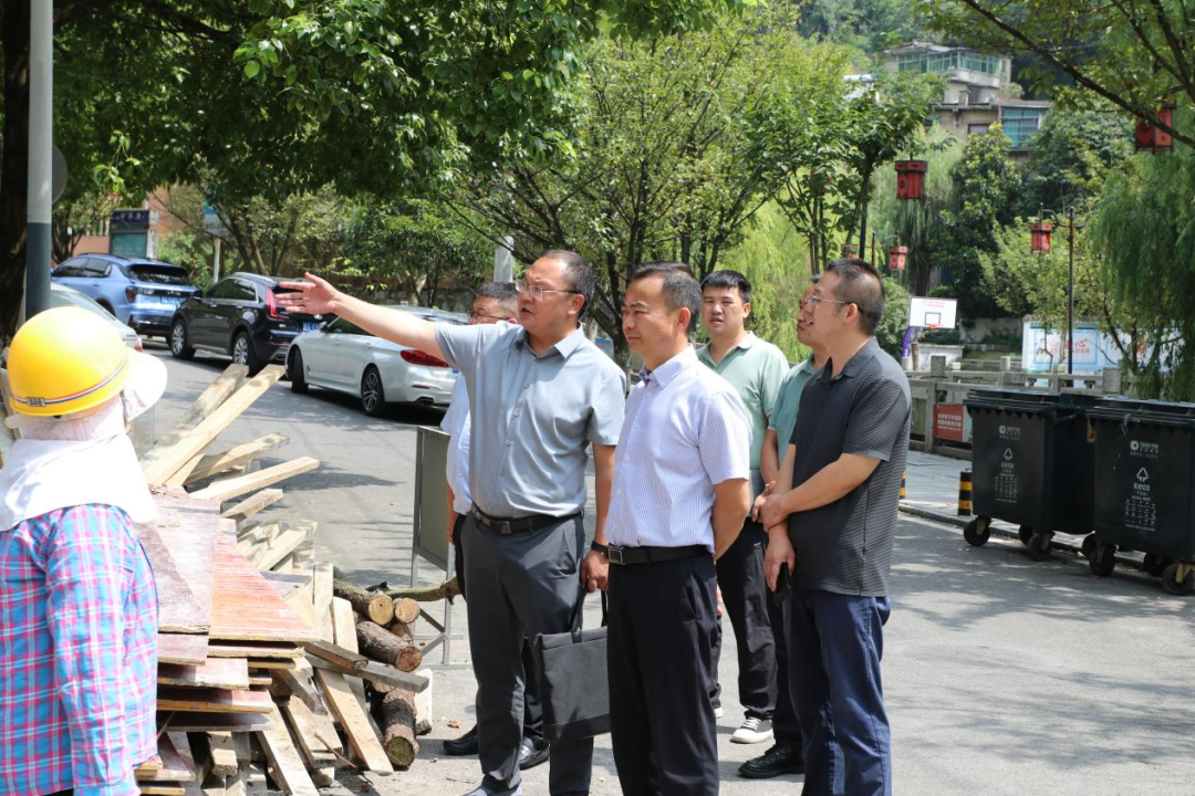 息烽县长何明调研县城"一圈两场三改"重点建设项目和生活垃圾分类工作