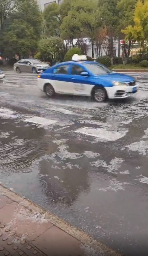 刚刚贵阳多地突降密集冰雹砸地噼啪作响路面铺白