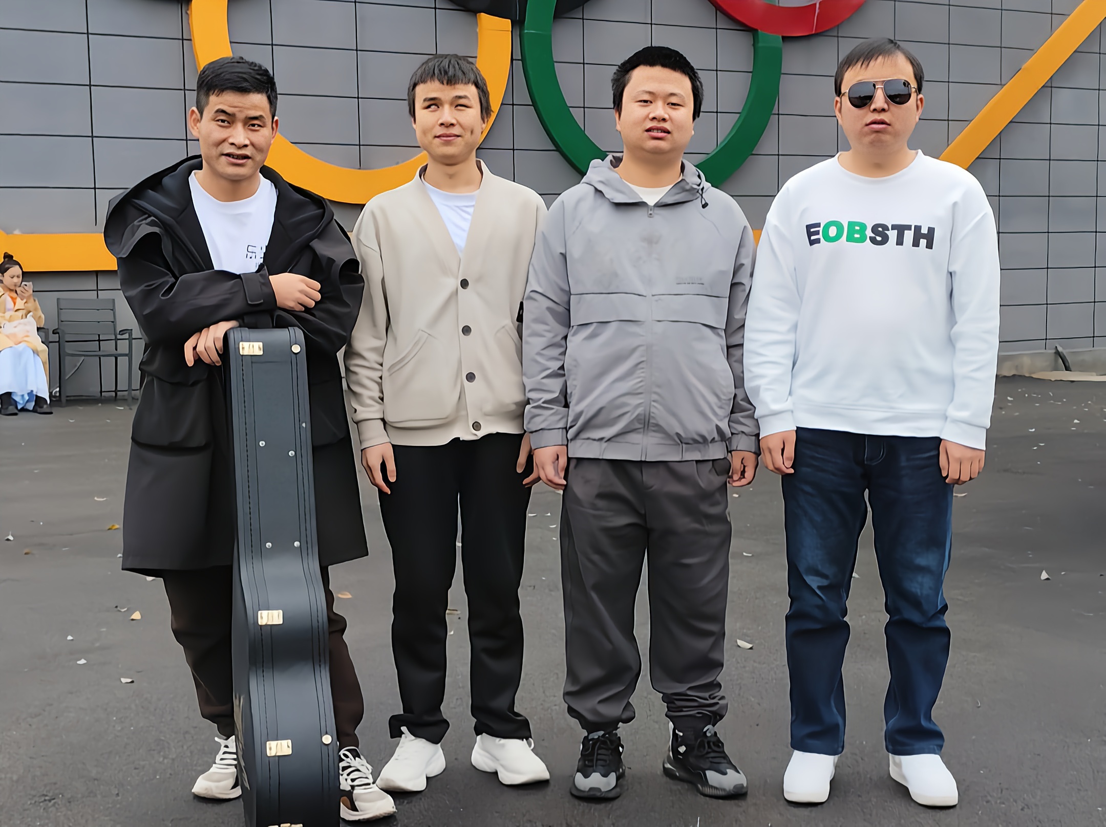 折耳根乐队在贵阳路边音乐会奏响春的乐章