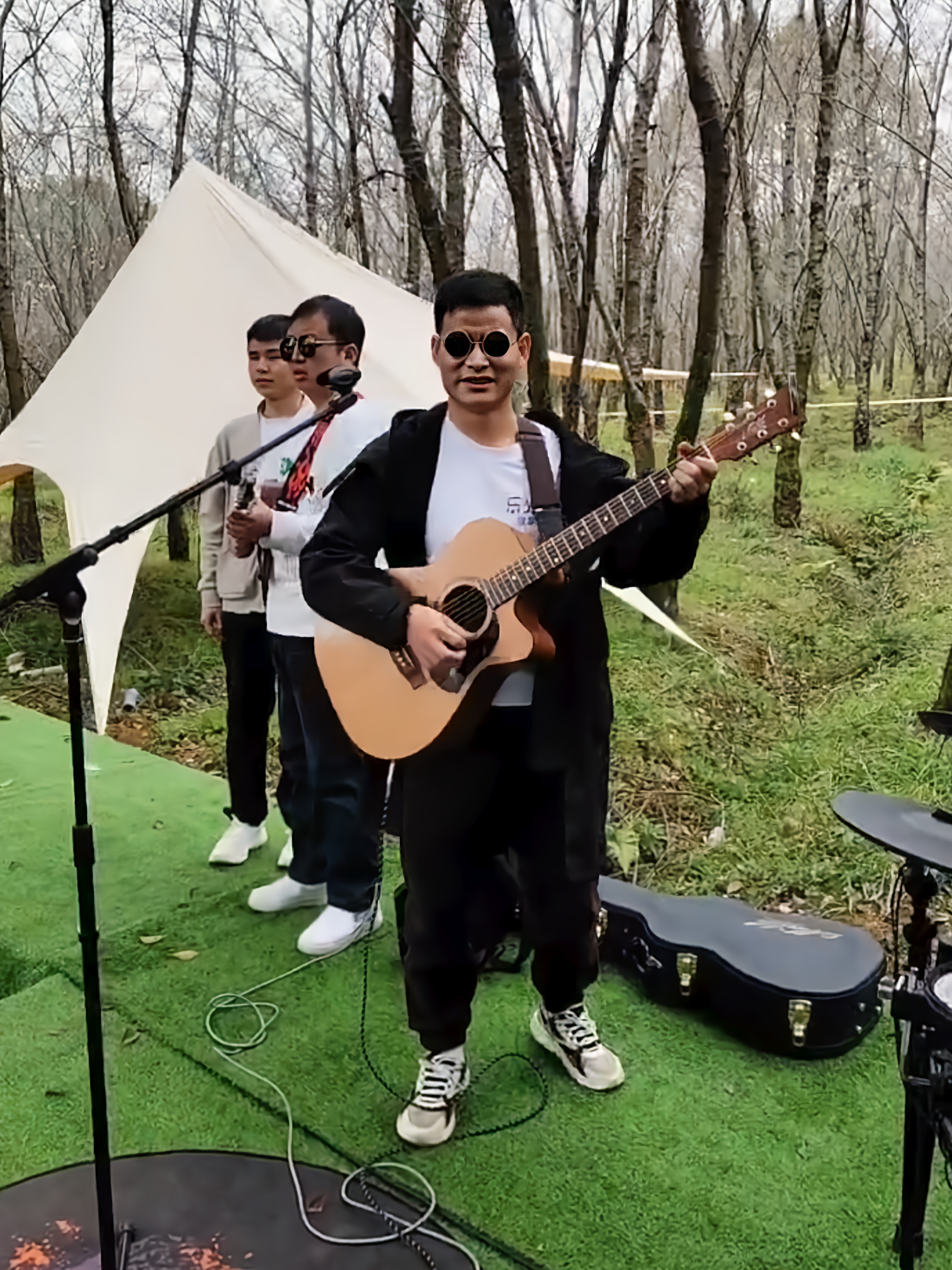 折耳根乐队在贵阳路边音乐会奏响春的乐章